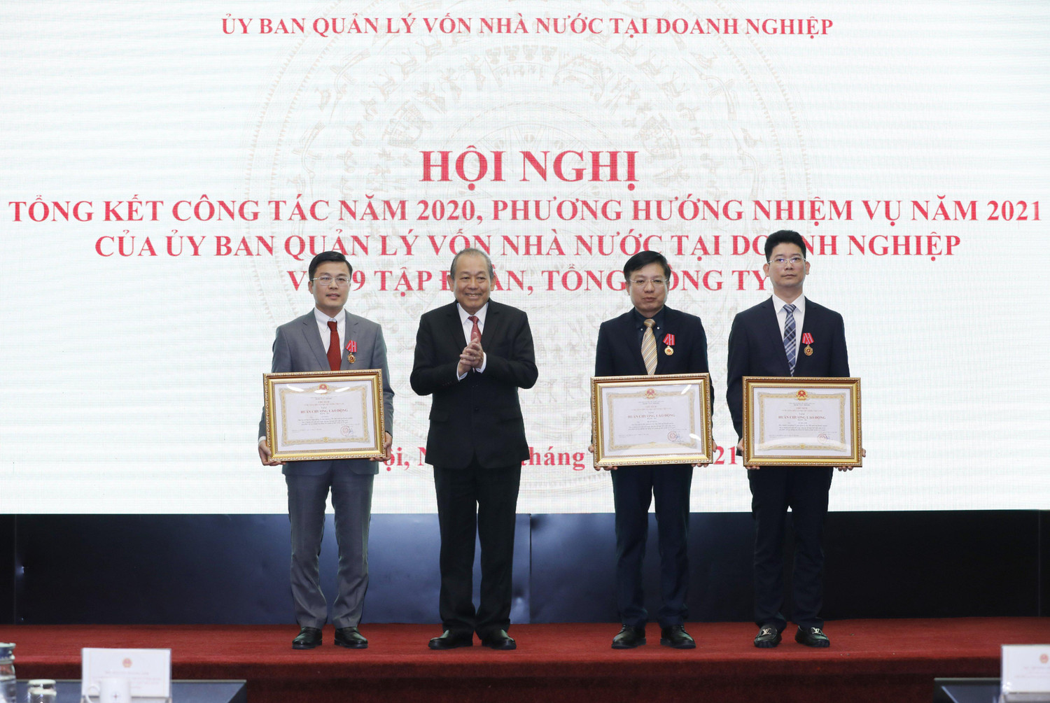 Phó Thủ tướng Thường trực Chính phủ Trương Hòa Bình trao Huân chương Lao động hạng Ba của Chủ tịch nước và Bằng khen của Thủ tướng Chính phủ cho các cá nhân có thành tích xuất sắc. (Ảnh: VGP/Lê Sơn)