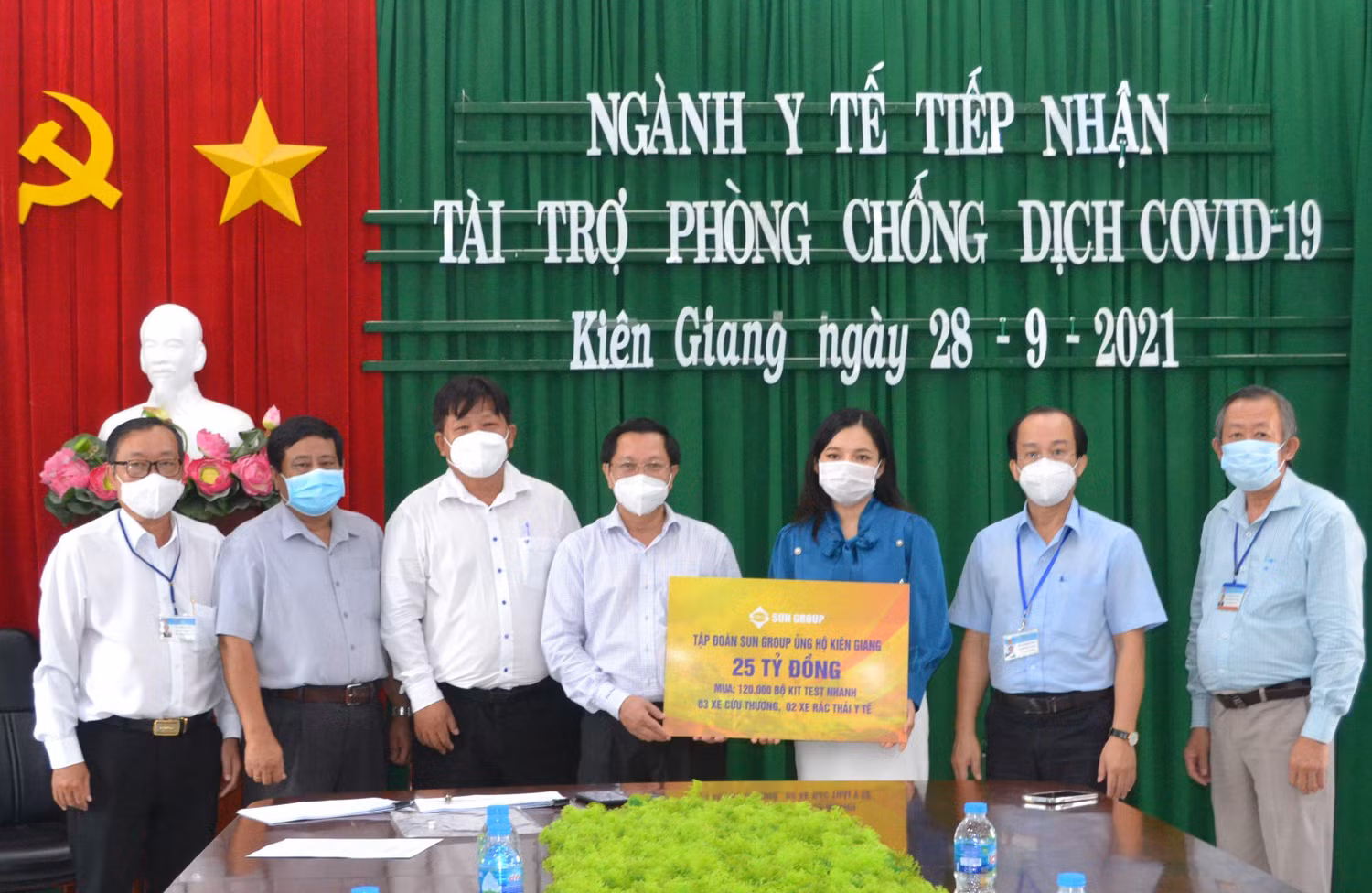 Đại diện Tập đoàn Sun Group (áo xanh) trao bảng tượng trưng hỗ trợ lãnh đạo Sở Y tế Kiên Giang