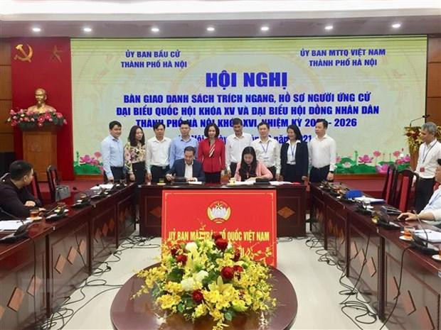 Ký biên bản bàn giao danh sách trích ngang, hồ sơ người ứng cử đại biểu Quốc hội khóa XV và đại biểu Hội đồng Nhân dân thành phố Hà Nội khóa XVI. (Ảnh: Nguyễn Thắng/TTXVN)