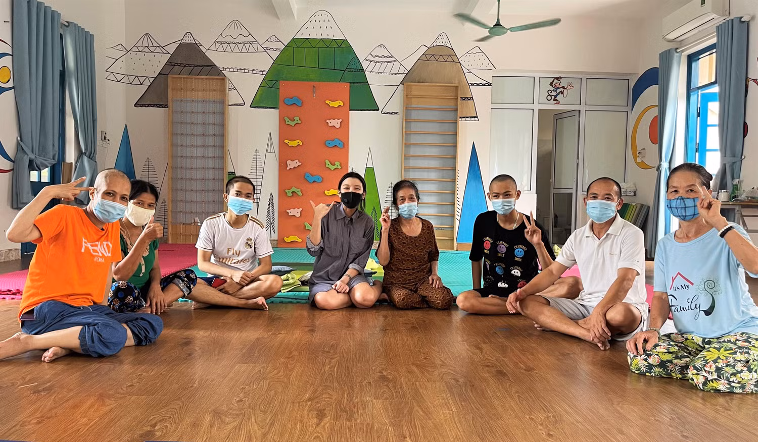 Cô Nguyễn Hồng Ngọc (đeo khẩu trang đen) đến thăm các bệnh nhân đang ở lại nhà lưu trú. (Ảnh: Nhân vật cung cấp)