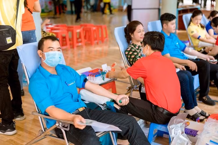 Tham gia hiến máu tại cụm Tây Nam Bộ.