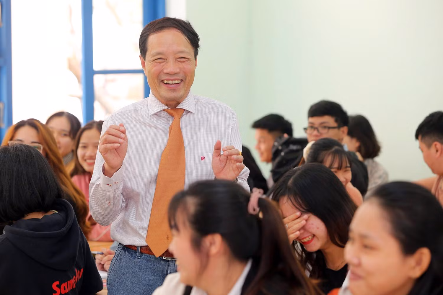 Thầy Nguyễn Văn Khánh luôn trăn trở: “Chúng ta làm giáo dục để khơi dậy sự sáng tạo của trẻ hay chúng ta chủ trương giáo dục để tạo ra lớp người robot?”. (Ảnh: Nhân vật cung cấp). Thầy Nguyễn Văn Khánh luôn trăn trở: “Chúng ta làm giáo dục để khơi dậy sự sáng tạo của trẻ hay chúng ta chủ trương giáo dục để tạo ra lớp người robot?”. (Ảnh: Nhân vật cung cấp).