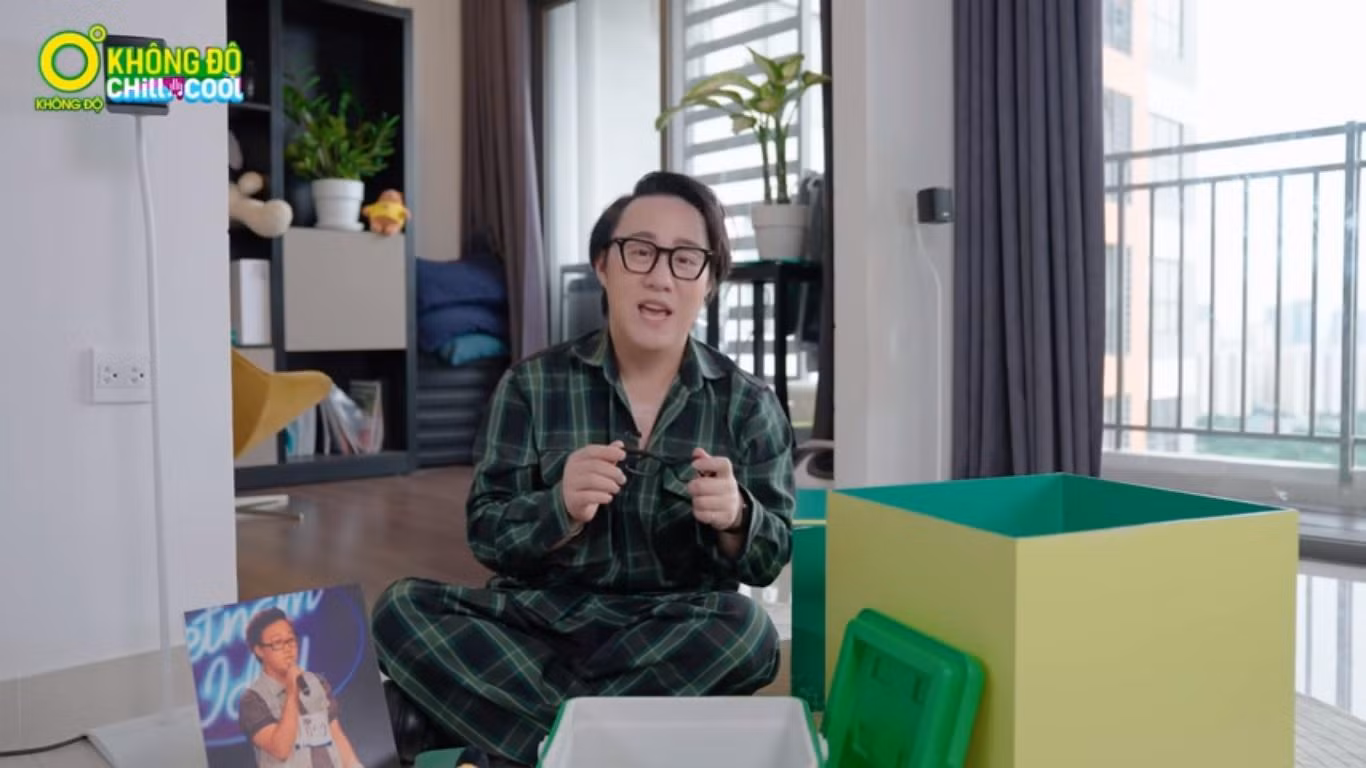 Trung Quân kể về sở thích đeo kính dù không bị cận