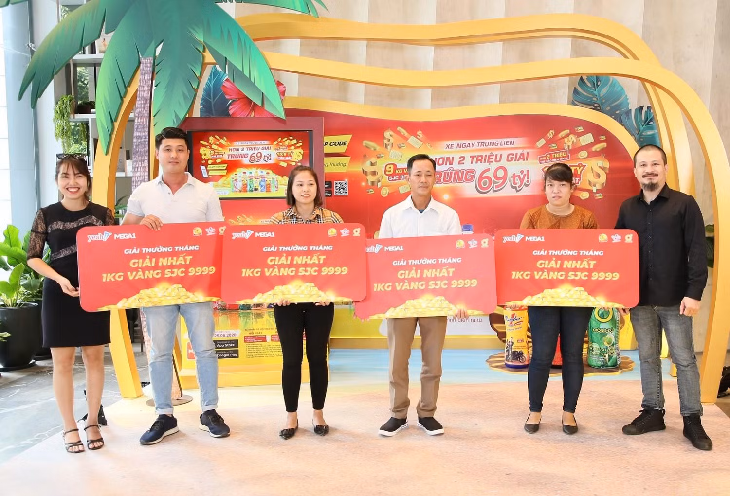 Năm 2020, Tân Hiệp Phát tạo nên cột mốc lịch sử khi tung ra chương trình khuyến mãi có tổng giá trị giải thưởng lên đến 69 tỷ đồng. Trong đó có 9 giải nhất, mỗi giải trị giá 1kg vàng đã thu hút vài triệu lượt người tham gia.