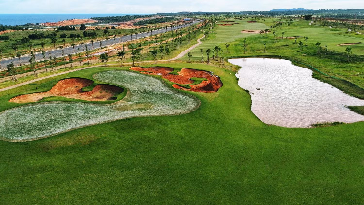 Sân PGA Garden đã hoàn thiện các hạng mục xây dựng cơ bản, và dự kiến sẽ khai trương trong quý IV năm nay. (Ảnh thực tế dự án) Sân PGA Garden đã hoàn thiện các hạng mục xây dựng cơ bản, và dự kiến sẽ khai trương trong quý IV năm nay. (Ảnh thực tế dự án)