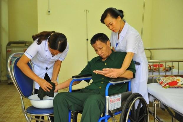 Các thương binh nặng, người có công với cách mạng tập phục hồi chức năng. (Ảnh: Anh Tuấn/TTXVN)