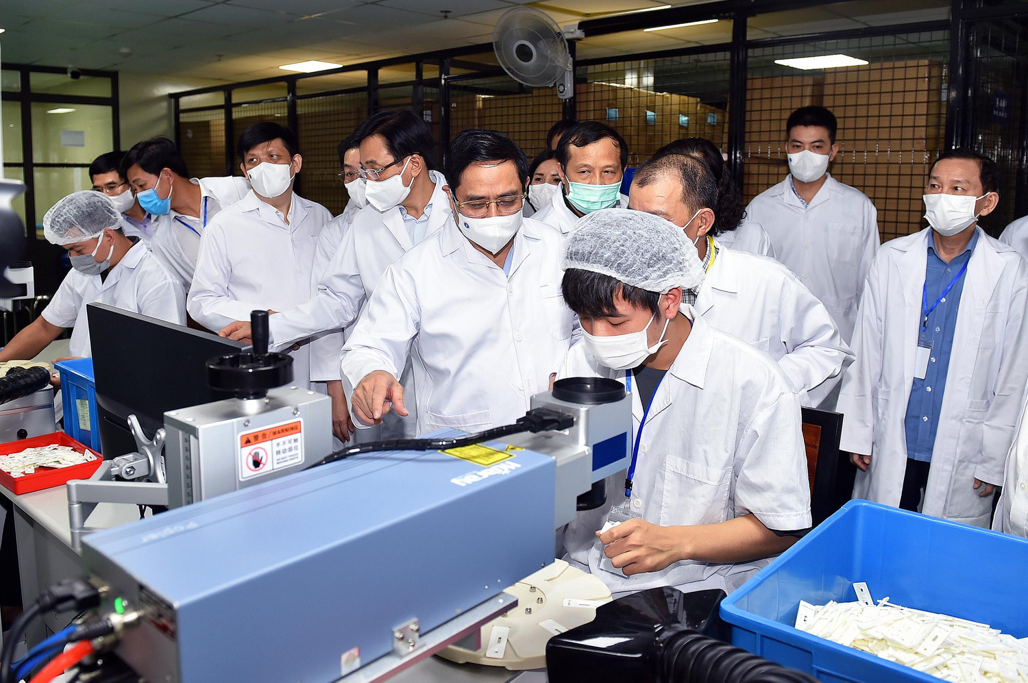 Thủ tướng đã tới thăm và làm việc tại Công ty Medicon (xã An Khánh, huyện Hoài Đức, Hà Nội) - chuyên sản xuất test thử (xét nghiệm nhanh) phục vụ các nhu cầu y học. (Ảnh: VGP/Nhật Bắc) Thủ tướng đã tới thăm và làm việc tại Công ty Medicon (xã An Khánh, huyện Hoài Đức, Hà Nội) - chuyên sản xuất test thử (xét nghiệm nhanh) phục vụ các nhu cầu y học. (Ảnh: VGP/Nhật Bắc)