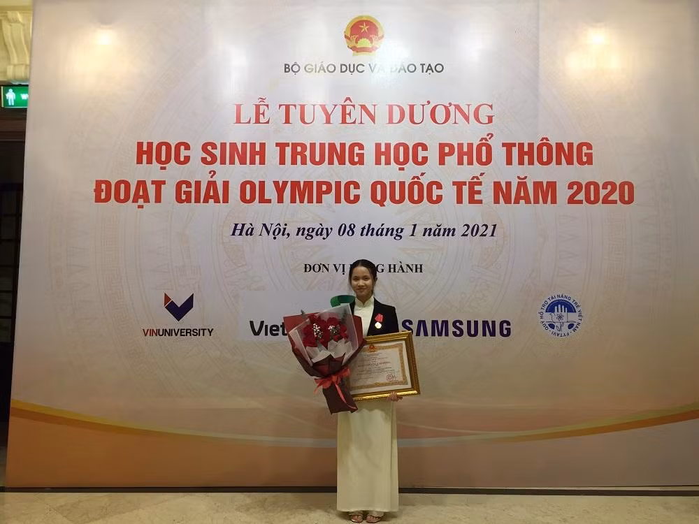 Em Đàm Thị Minh Trang đã vinh dự được Thủ tướng Chính phủ Nguyễn Xuân Phúc trao tặng Huân chương Lao động hạng Nhì tại Lễ Tuyên dương học sinh trung học phổ thông đoạt giải Olympic quốc tế năm 2020. (Ảnh: Đình Hùng) Em Đàm Thị Minh Trang đã vinh dự được Thủ tướng Chính phủ Nguyễn Xuân Phúc trao tặng Huân chương Lao động hạng Nhì tại Lễ Tuyên dương học sinh trung học phổ thông đoạt giải Olympic quốc tế năm 2020. (Ảnh: Đình Hùng)