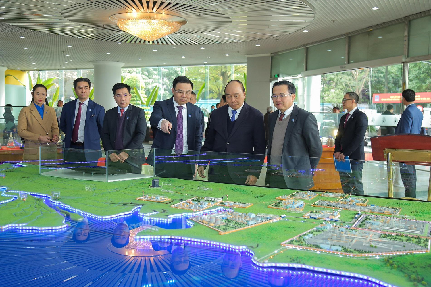 Lãnh đạo Tập đoàn Petrovietnam báo cáo Thủ tướng.