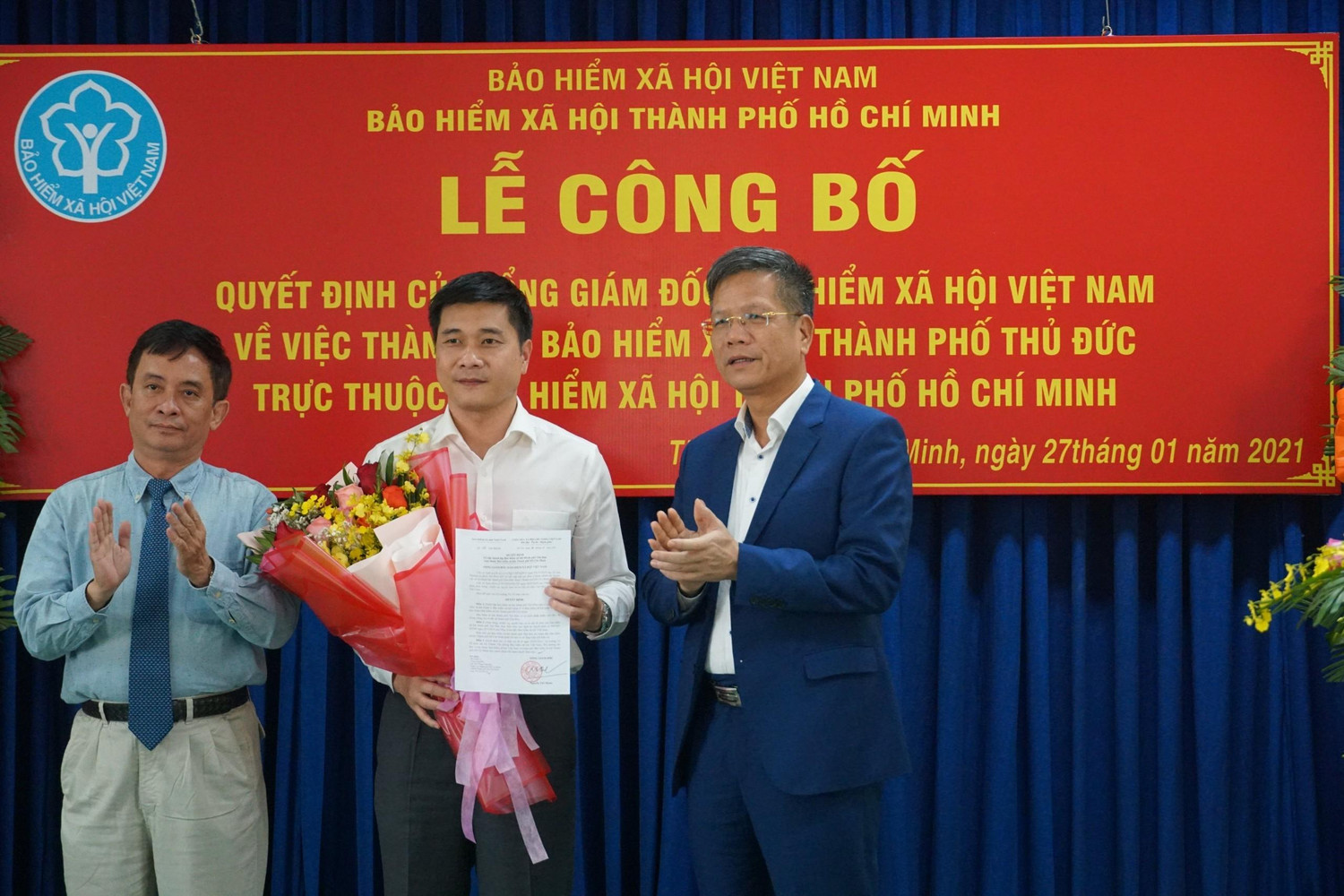 Thừa ủy quyền của Tổng Giám đốc Bảo hiểm Xã hội Việt Nam, Phó Tổng Giám đốc Trần Đình Liệu trao quyết định thành lập Bảo hiểm xã hội Thành phố Thủ Đức cho đồng chí Trần Dũng Hà, Phó giám đốc Bảo hiểm xã hội Thành phố Hồ Chí Minh trực tiếp phụ trách Bảo hiểm xã hội Thành phố Thủ Đức.