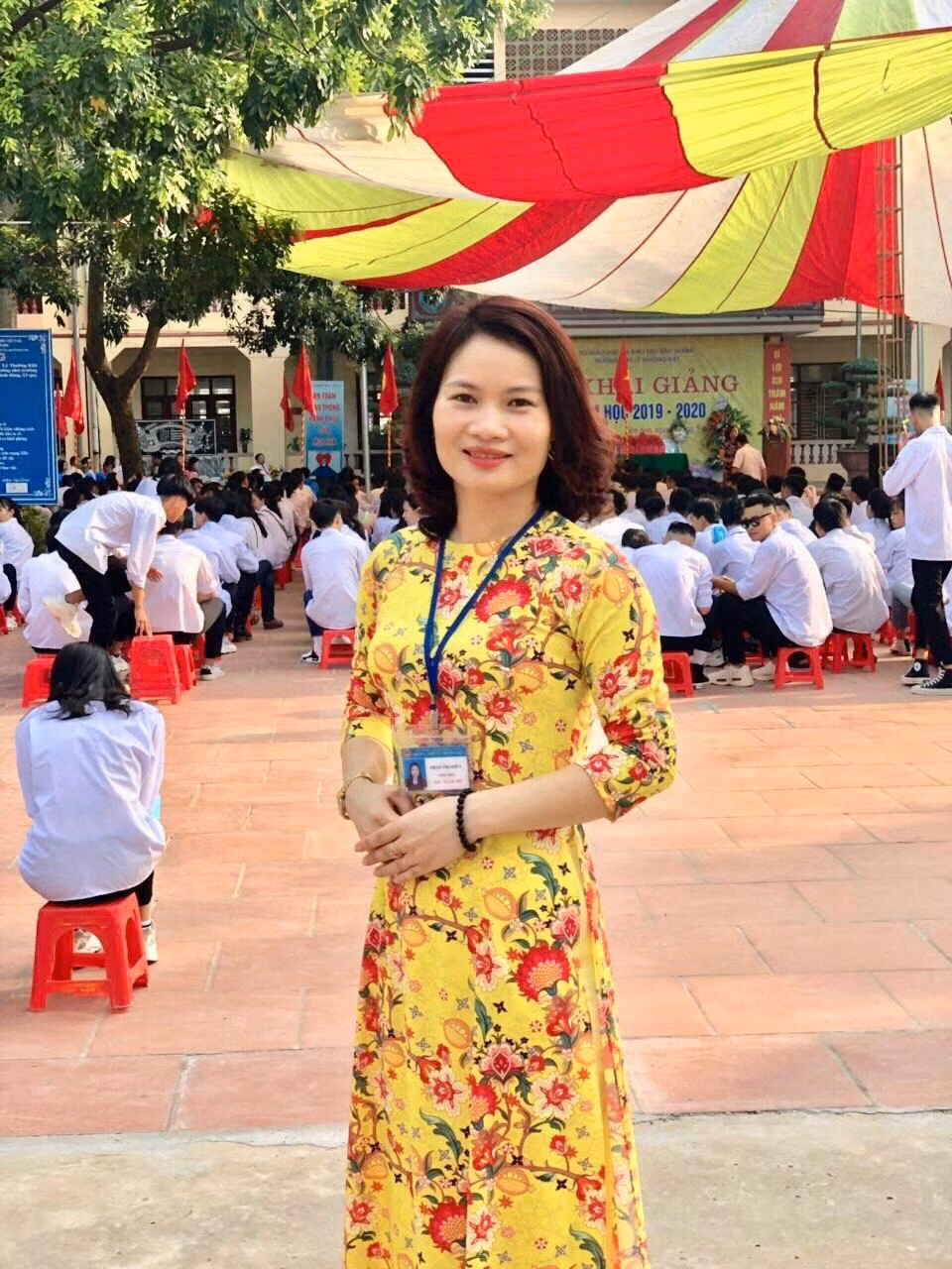 Cô giáo Phan Thị Hiến với giáo án dạy Sử “không giống ai”. (Ảnh: Nhân vật cung cấp)