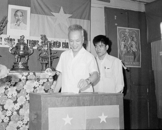 Đồng chí Nguyễn Hữu Thọ bầu cử tại hòm phiếu 176, phường Bình Tây, quận 6, Thành phố Sài Gòn (từ 2/7/1976 được đổi tên là Thành phố Hồ Chí Minh). (Ảnh: TTXVN)