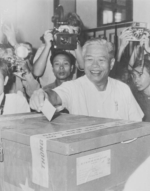 Sáng 25/4/1976, đồng chí Phạm Hùng, Ủy viên Bộ Chính trị, Bí thư Đảng bộ miền Nam, đại diện Đảng Lao động Việt Nam tại Chính phủ Cách mạng lâm thời Cộng hoà miền Nam Việt Nam đi bỏ phiếu bầu Quốc hội thống nhất tại tổ 509 khu vực 2, Bến Nghé, Thành phố Sài Gòn (từ 2/7/1976 được đổi tên là Thành phố Hồ Chí Minh). (Ảnh: Văn Lượng/TTXVN)