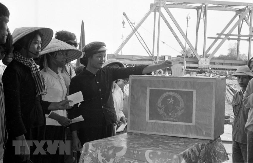 Công nhân Công ty Đường sắt 773 (Liên hiệp xí nghiệp cục Công trình 1 - Bộ Giao thông vận tải) đang xây dựng cầu Yên Xuân (Nghệ Tĩnh), tham gia bầu cử Quốc hội khóa VI tại công trường. (Ảnh: Lan Xuân/TTXVN)