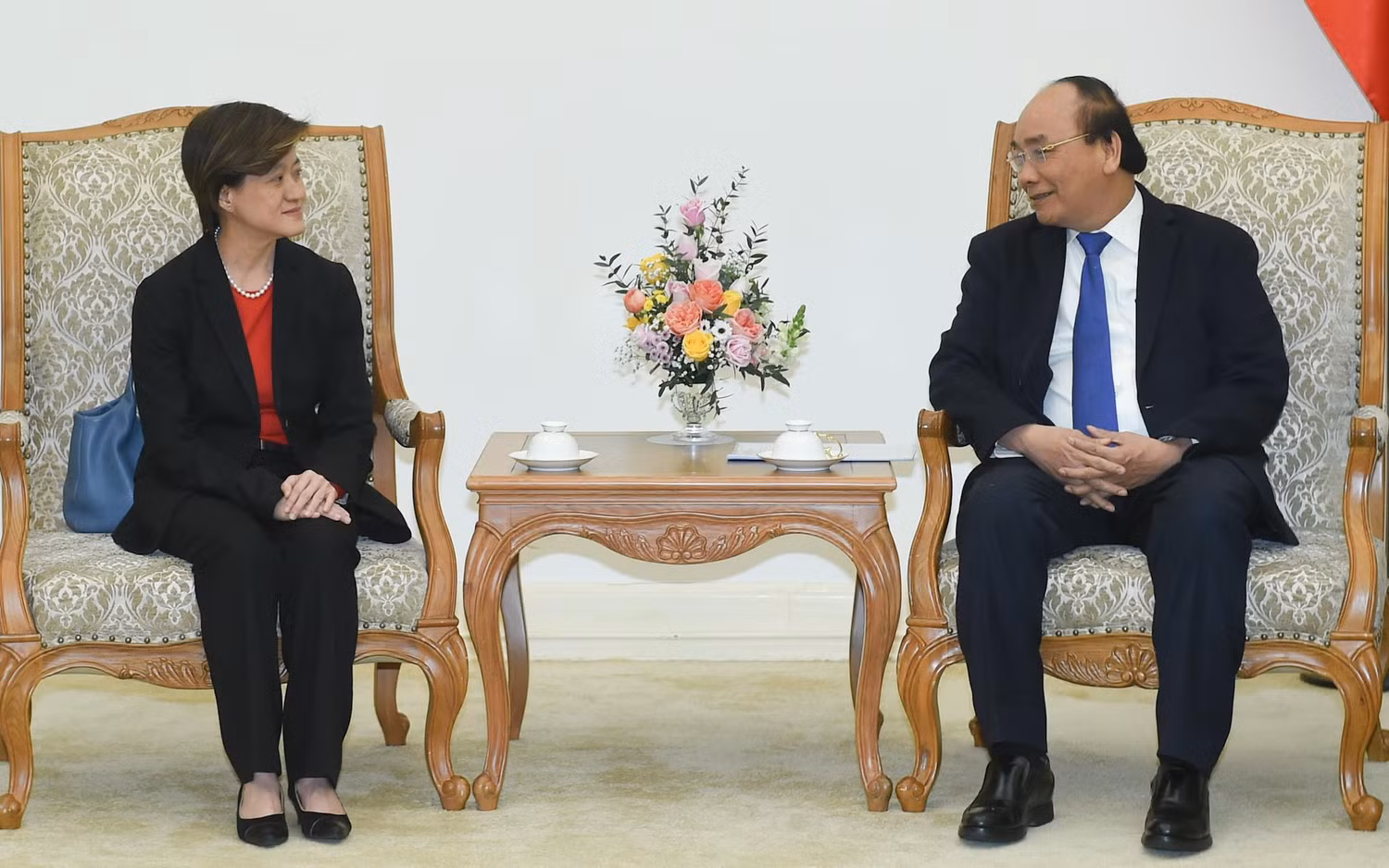 Thủ tướng Nguyễn Xuân Phúc tiếp Đại sứ Singapore, bà Catherine Wong chào từ biệt. Ảnh: VGP/Quang Hiếu