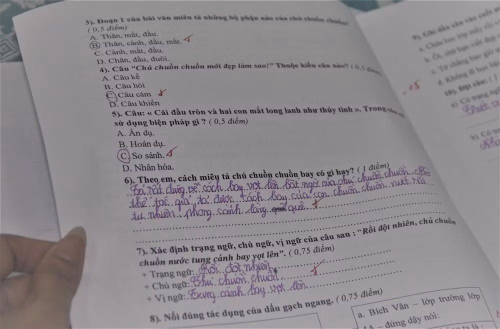 Tất cả các bài thi của học sinh Trường Tiểu học Phú Hòa 3 đều được đánh dấu khóa ngay sau khi thi xong. Ảnh: Hữu Đức