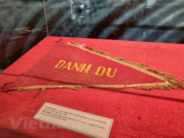 Cờ "Danh dự" chi đoàn Thanh niên cứu quốc 3A tặng các chiến sỹ chiến đấu tại mặt trận Điện Biên Phủ năm 1954. (Ảnh: Minh Thu/Vietnam+)