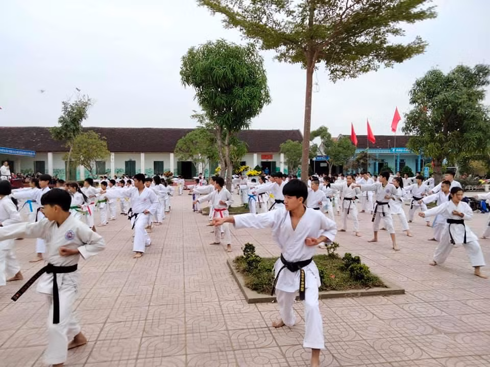 Một buổi phô diễn võ học trong trường học của các học viên. Ảnh: Nhân vật cung cấp. Một buổi phô diễn võ học trong trường học của các học viên. Ảnh: Nhân vật cung cấp.