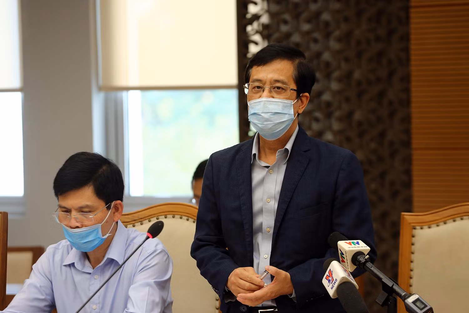 Giáo sư - Tiến sĩ Đặng Đức Anh, Viện trưởng Viện Vệ sinh dịch tễ Trung ương báo cáo về tình hình triển khai tiêm chủng vaccine ngừa COVID-19. Ảnh: VGP/Đình Nam