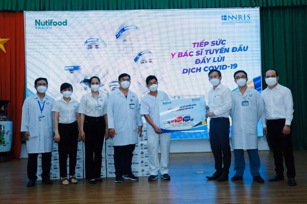 Hàng nghìn chai sữa Värna được trao tặng nhằm giúp các y bác sĩ và bệnh nhân tăng cường sức khỏe tại Đồng Nai Hàng nghìn chai sữa Värna được trao tặng nhằm giúp các y bác sĩ và bệnh nhân tăng cường sức khỏe tại Đồng Nai