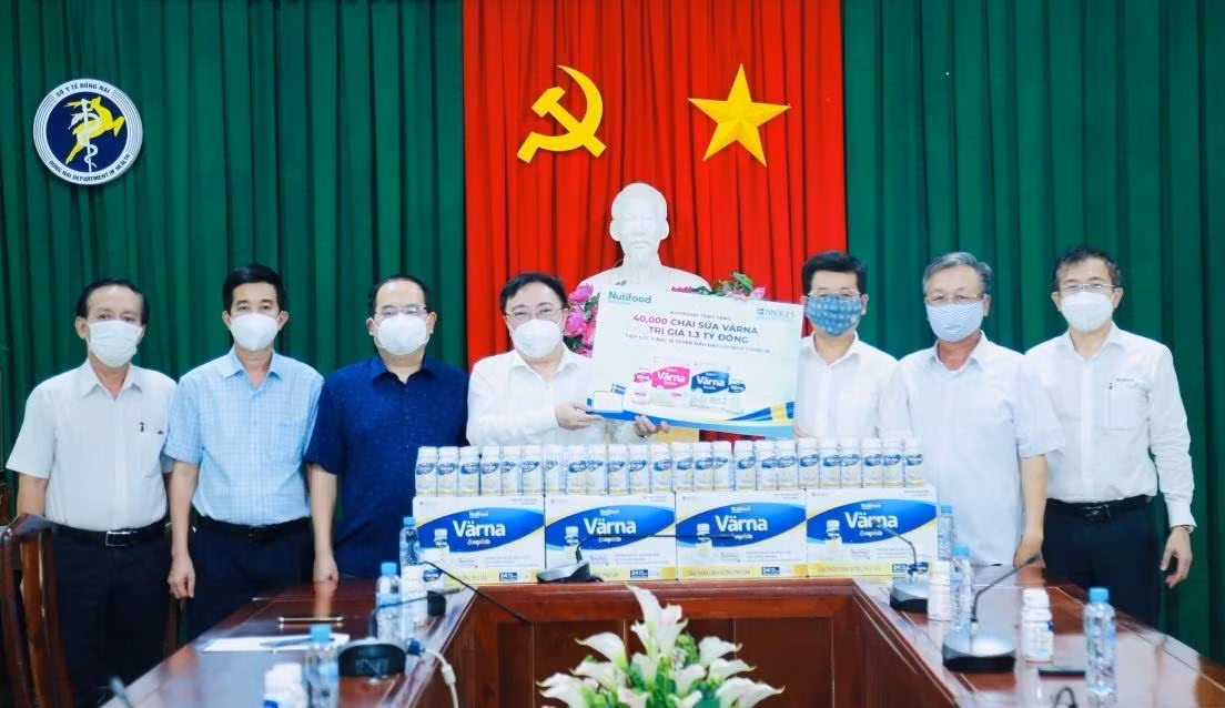 Đại diện lãnh đạo Sở Y tế tỉnh Đồng Nai tiếp nhận sản phẩm dinh dưỡng Värna được Nutifood trao tặng Đại diện lãnh đạo Sở Y tế tỉnh Đồng Nai tiếp nhận sản phẩm dinh dưỡng Värna được Nutifood trao tặng