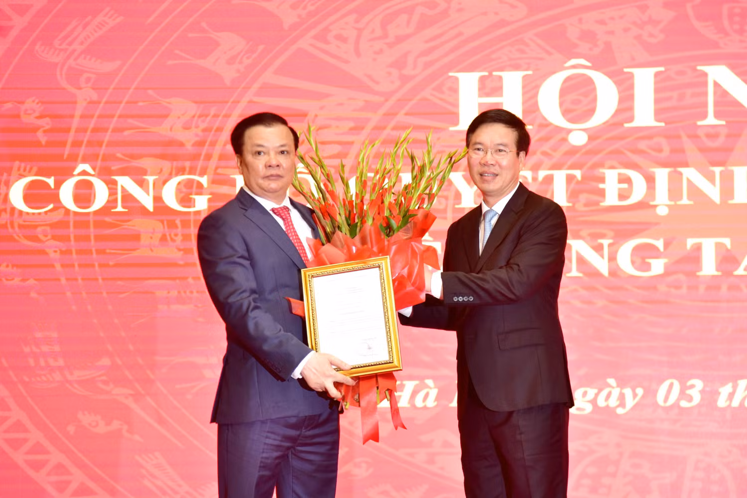 Thay mặt Bộ Chính trị, đồng chí Võ Văn Thưởng, Ủy viên Bộ Chính trị, Thường trực Ban Bí thư đã trao Quyết định cho đồng chí Đinh Tiến Dũng giữ chức Bí thư Thành ủy Hà Nội. Ảnh: VGP/Gia Huy Thay mặt Bộ Chính trị, đồng chí Võ Văn Thưởng, Ủy viên Bộ Chính trị, Thường trực Ban Bí thư đã trao Quyết định cho đồng chí Đinh Tiến Dũng giữ chức Bí thư Thành ủy Hà Nội. Ảnh: VGP/Gia Huy