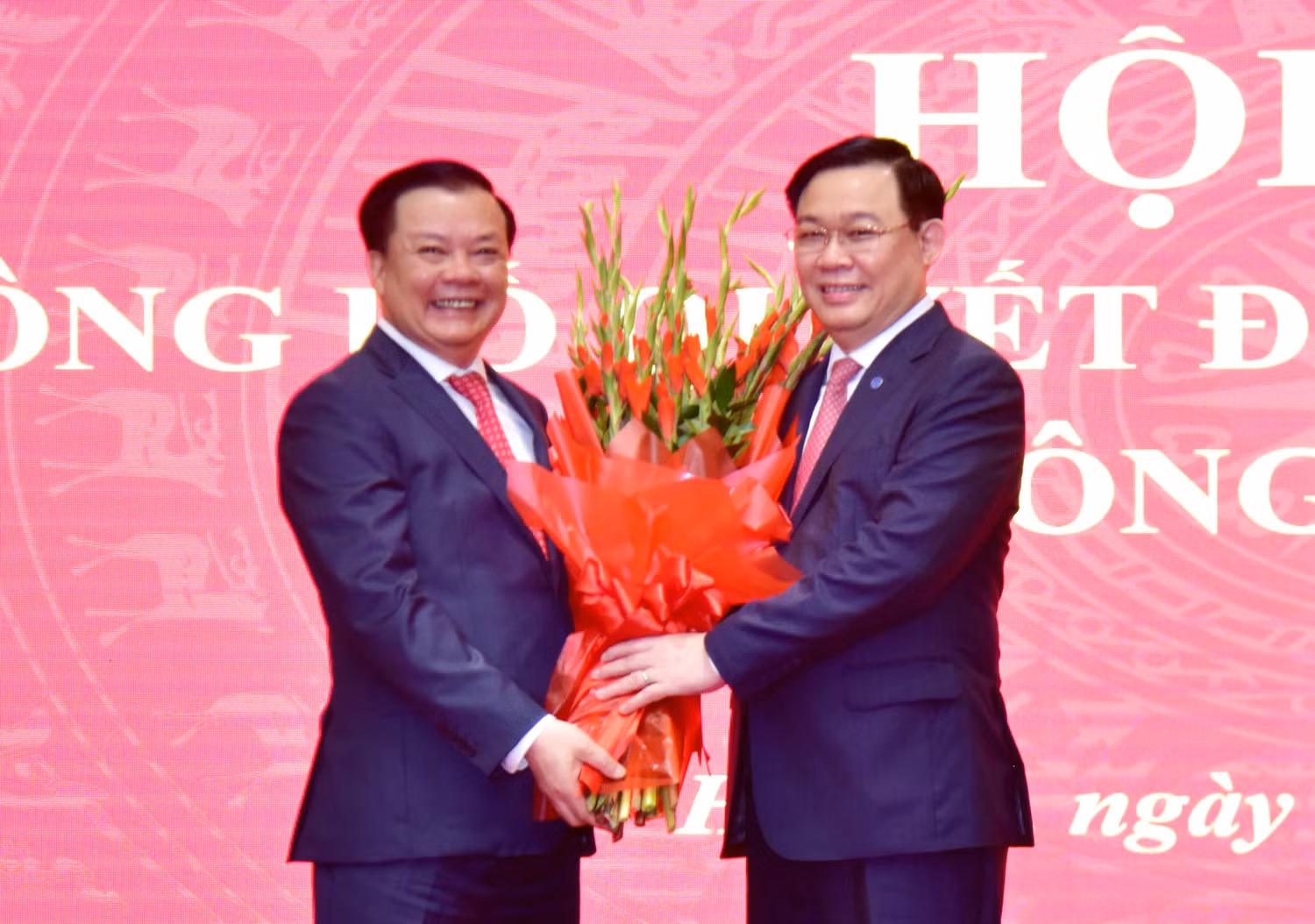Chủ tịch Quốc hội Vương Đình Huệ tặng hoa chúc mừng tân Bí thư Thành ủy Hà Nội. Ảnh: VGP/Gia Huy Chủ tịch Quốc hội Vương Đình Huệ tặng hoa chúc mừng tân Bí thư Thành ủy Hà Nội. Ảnh: VGP/Gia Huy