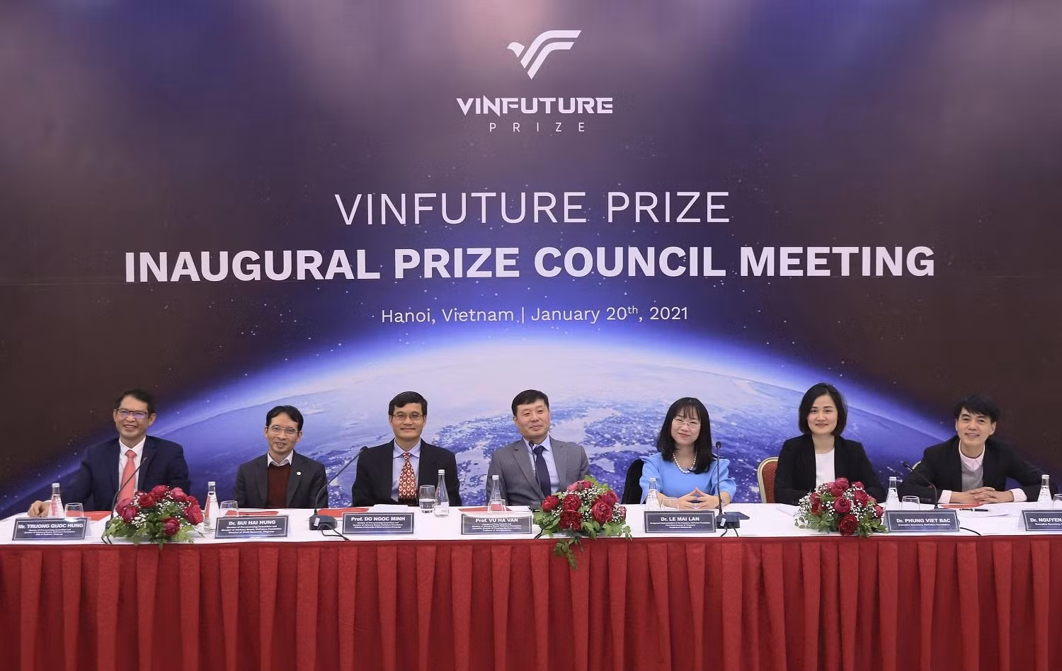 Các thành viên của Hội đồng giải thưởng, Hội đồng sơ khảo tại đầu cầu Việt nam trong phiên họp toàn thể thống nhất bộ tiêu chí đề cử.