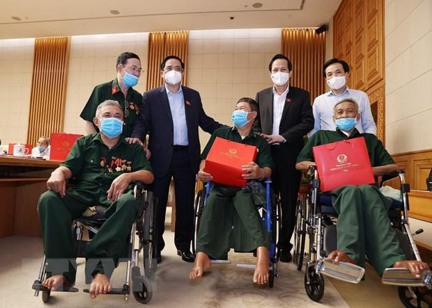 Thủ tướng Phạm Minh Chính gặp mặt, tri ân đại biểu Người có công với cách mạng nhân dịp 27/7. (Ảnh: Dương Giang/TTXVN)