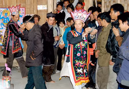 Mọi người vui vẻ, háo hức trong lễ hội Tết nhảy của người Dao (Việt Bắc).
