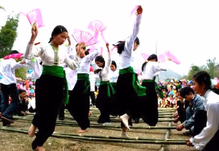 Điệu mùa xòe nổi tiếng đón mùa xuân về.
