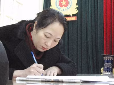 Bà chủ Tuyết Minh tại cơ quan cảnh sát điều tra.