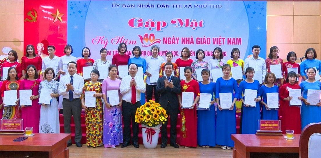 Nhà báo Nguyễn Tiến Bình (áo vest) - Phó Chủ tịch Hiệp hội Các trường đại học, cao đẳng Việt Nam kiêm Tổng Biên tập Tạp chí điện tử Giáo dục Việt Nam và lãnh đạo thị xã Phú Thọ trao thưởng cho 40 giáo viên có hoàn cảnh khó khăn nhưng đã nỗ lực vươn lên hoàn thành xuất sắc các nhiệm vụ của ngành trong năm học 2021-2022, tổng số tiền 120 triệu đồng. Nhà báo Nguyễn Tiến Bình (áo vest) - Phó Chủ tịch Hiệp hội Các trường đại học, cao đẳng Việt Nam kiêm Tổng Biên tập Tạp chí điện tử Giáo dục Việt Nam và lãnh đạo thị xã Phú Thọ trao thưởng cho 40 giáo viên có hoàn cảnh khó khăn nhưng đã nỗ lực vươn lên hoàn thành xuất sắc các nhiệm vụ của ngành trong năm học 2021-2022, tổng số tiền 120 triệu đồng.