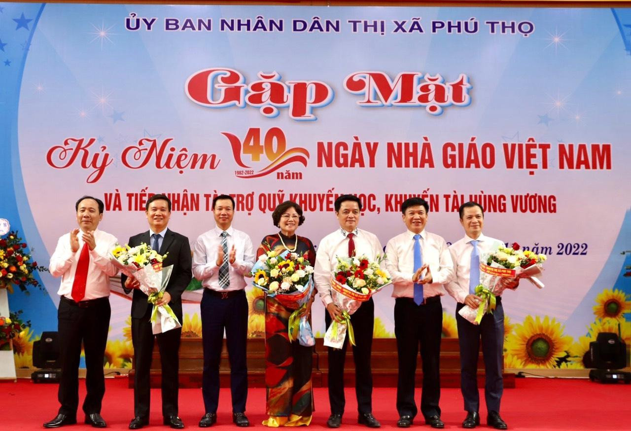 Thường trực Thị ủy tặng hoa cảm ơn các tập thể, cá nhân thường xuyên quan tâm tới sự nghiệp giáo dục của thị xã Phú Thọ Thường trực Thị ủy tặng hoa cảm ơn các tập thể, cá nhân thường xuyên quan tâm tới sự nghiệp giáo dục của thị xã Phú Thọ
