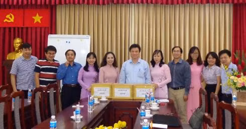 Thứ trưởng Nguyễn Hữu Độ và Ban Giám hiệu Trường Trưng Vương chụp hình sau buổi làm việc (ảnh: CTV)