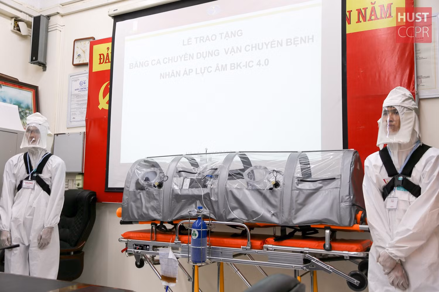 Đại học Bách khoa Hà Nội trao tặng chiếc băng ca chuyên dụng vận chuyển bệnh nhân áp lực âm đầu tiên tới bệnh viện Bạch Mai và Bệnh viện Nhiệt đới Trung ương. Đại học Bách khoa Hà Nội trao tặng chiếc băng ca chuyên dụng vận chuyển bệnh nhân áp lực âm đầu tiên tới bệnh viện Bạch Mai và Bệnh viện Nhiệt đới Trung ương.
