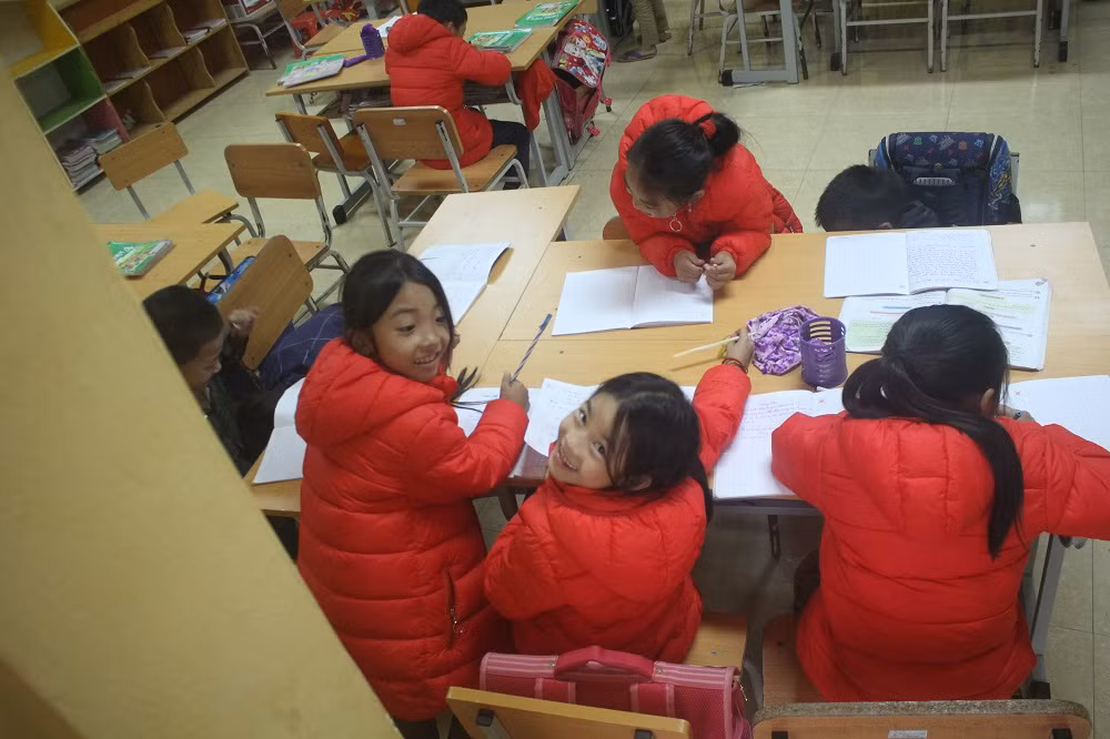 Tiết học vui vẻ của học sinh trường Tiểu học Nấm Lư. Trang phục mùa đông của các em là do các mạnh thường quân tài trợ (Ảnh: Đức Minh)