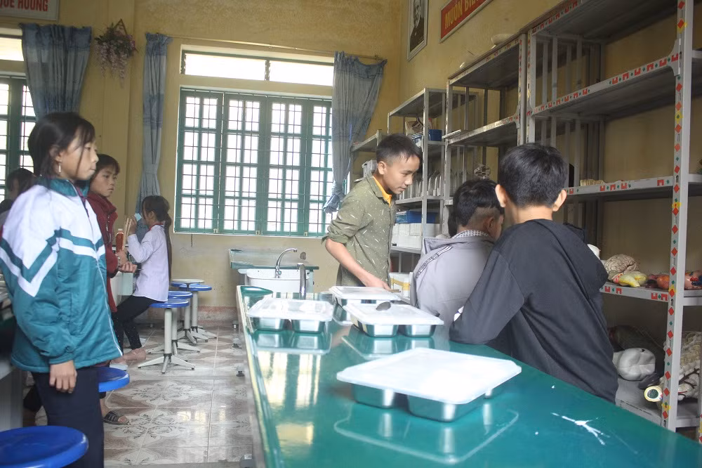 Học sinh xếp hàng lấy khay cơm rất vệ sinh và trật tự (Ảnh: Đức Minh)