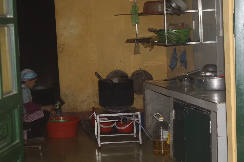 Bữa ăn cho học sinh bán trú được chuẩn bị kỹ lưỡng, nguyên liệu do chính các thầy cô trong trường tự mua. Bữa ăn đảm bảo thơm ngon, nóng hổi, dinh dưỡng (Ảnh:V.N)