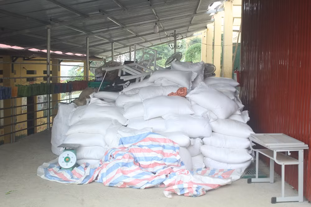 Mỗi học sinh được Nhà nước hỗ trợ 15kg/ tháng. Nhìn chung bữa ăn của học sinh vùng cao luôn được đảm bảo (Ảnh:V.N)