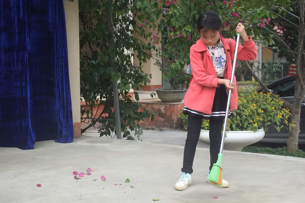 Học sinh cùng thầy cô dọn dẹp sân trường, phòng học. Những công việc này các em thực hiện rất tự giác (Ảnh:Đức Minh)
