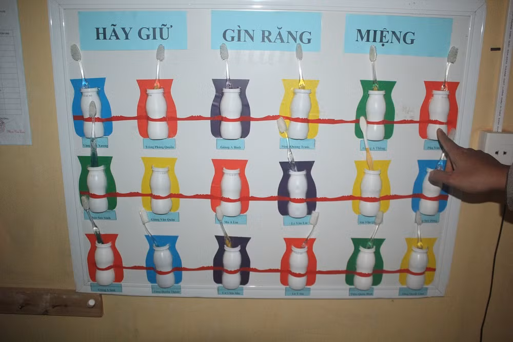 Học sinh tự tay thiết kế và làm những vật dụng nhỏ, cần thiết cho sinh hoạt và học tập (Ảnh:Đức Minh)