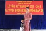 Ở trường Na Ngoi 1, giáo viên muốn nghỉ cuối tuần thì nộp cây hoa bạc trăm ảnh 2