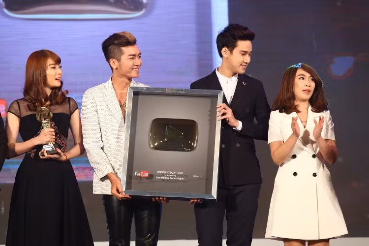 Đại diện nhóm BB&amp;BG nhận nút vàng của Youtube.