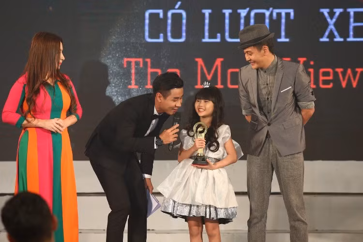 Bé Bảo An giành giải thưởng “Video Ca Nhạc Thiếu Nhi Có Lượt Xem Nhiều Nhất” cùng diễn viên Phi Long.