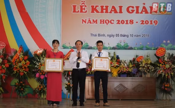 Lãnh đạo Trường Cao đẳng Nghề Thái Bình trao bằng khen của Ủy ban nhân dân tỉnh Thái Bình tặng các tập thể đạt thành tích cao trong quản lý, giảng dạy. (Ảnh: Báo Thái Bình)