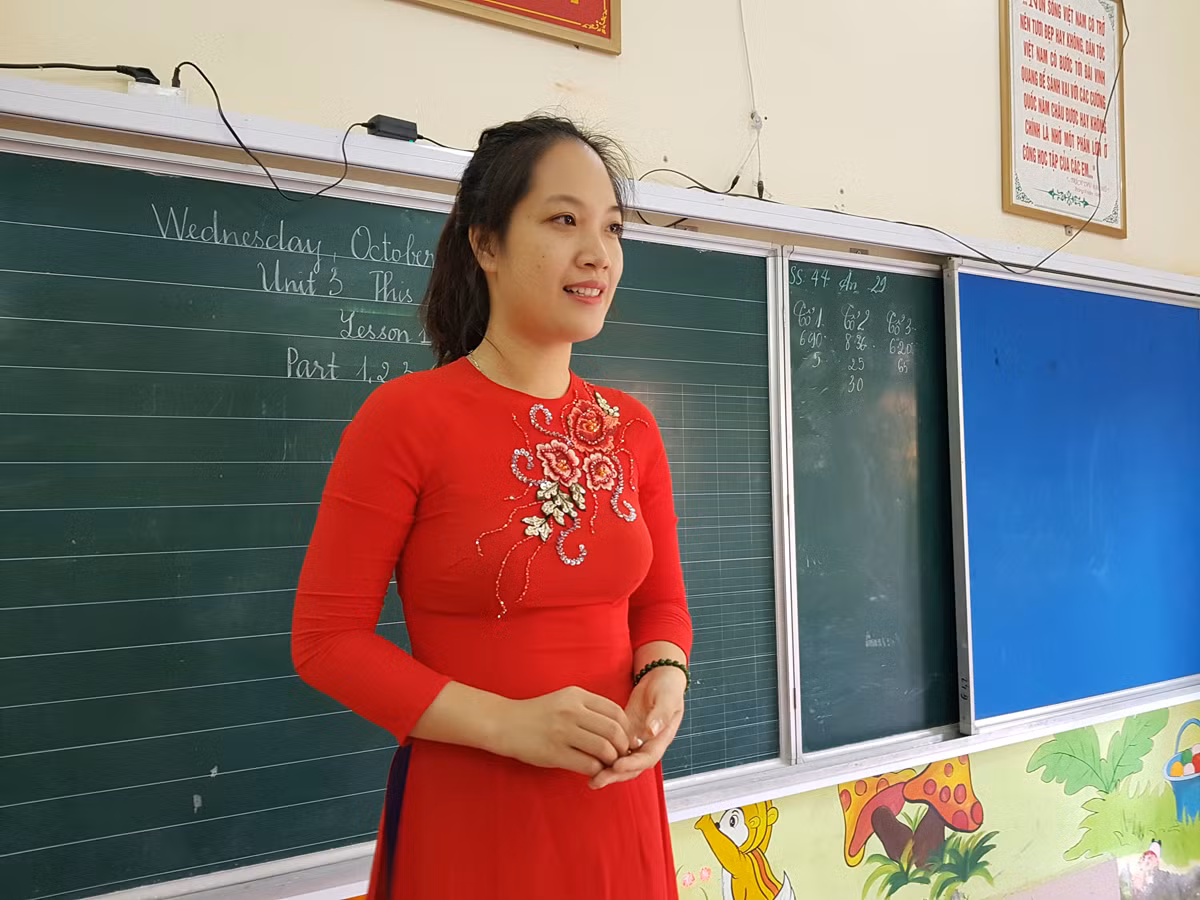 Cô giáo Nguyễn Thị Ngọc Anh, giáo viên tiếng Anh của Trường Tiểu học Hải Thành (Ảnh: Lã Tiến)