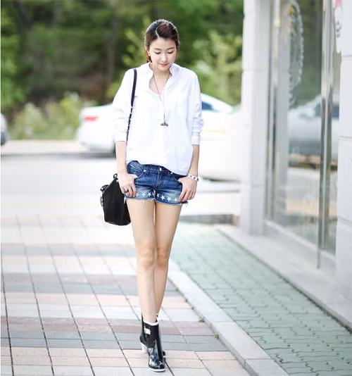 Những tưởng rằng áo sơ mi trắng chỉ dành cho ngày làm việc công sở nhưng kể cả đi chơi dã ngoài thì áo sơ mi trắng cũng rất bắt mắt khi diện cùng quần sóc màu xanh. Thêm vào đó, bạn có thể tạo phong cách thêm với những phụ kiện như túi xách, vòng cổ... Xem thêm: Cơn sốt "thiên sứ" 9X: Vẻ đẹp hiện đại hớp hồn phái mạnh