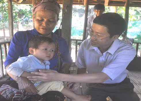 PGS-TS Phan Trọng Lân thăm hỏi gia đình bà Phạm Thị Su - gia đình có ba người mắc bệnh viêm da lạ (một cháu đã tử vong) ở làng Rêu. Xem thêm: Những “cặp đôi không hoàn hảo" dễ khiến người ăn... nhập viện