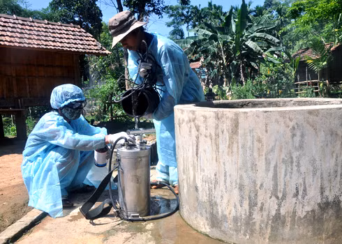 Cán bộ y tế hòa nước để phun thuốc, khử độc ở làng Rêu - nơi có 21 người tử vong do bệnh viêm da lạ ở xã Ba Điền. Ảnh: Trí Tín. Xem thêm: Những “cặp đôi không hoàn hảo" dễ khiến người ăn... nhập viện